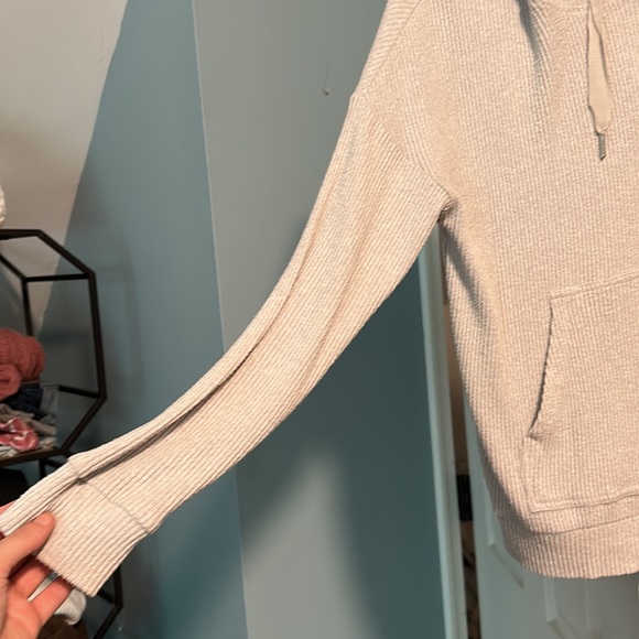 Cozy Cream Light Hooded Sweatshirt 🤍 - Picture 4 of 6